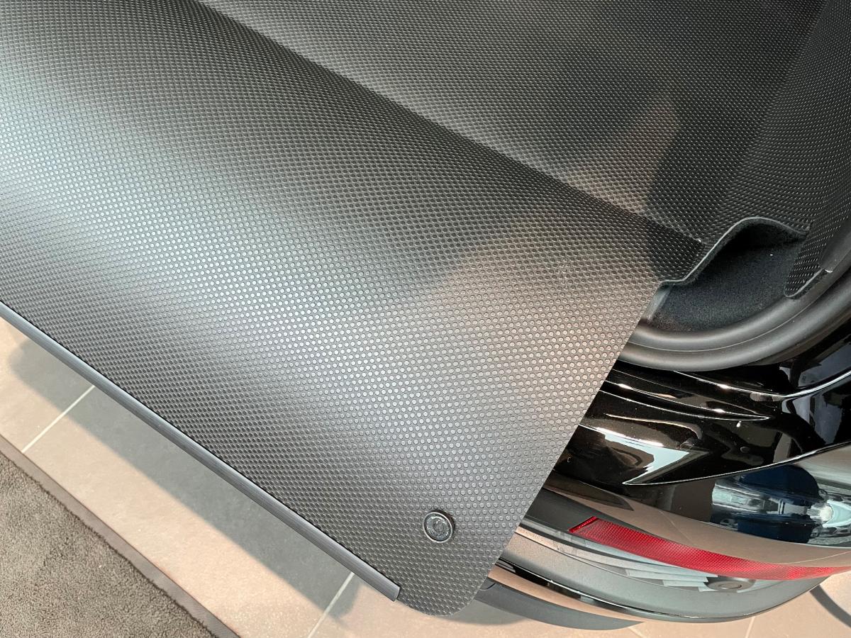 Der Stoßdämpferschutz von Audi Q4 e-tron ist absolut zuversichtlich. Er dient hochgestellt als ein genauso zuverlässiger Schutz für die Heckklappe des Fahrzeugs.